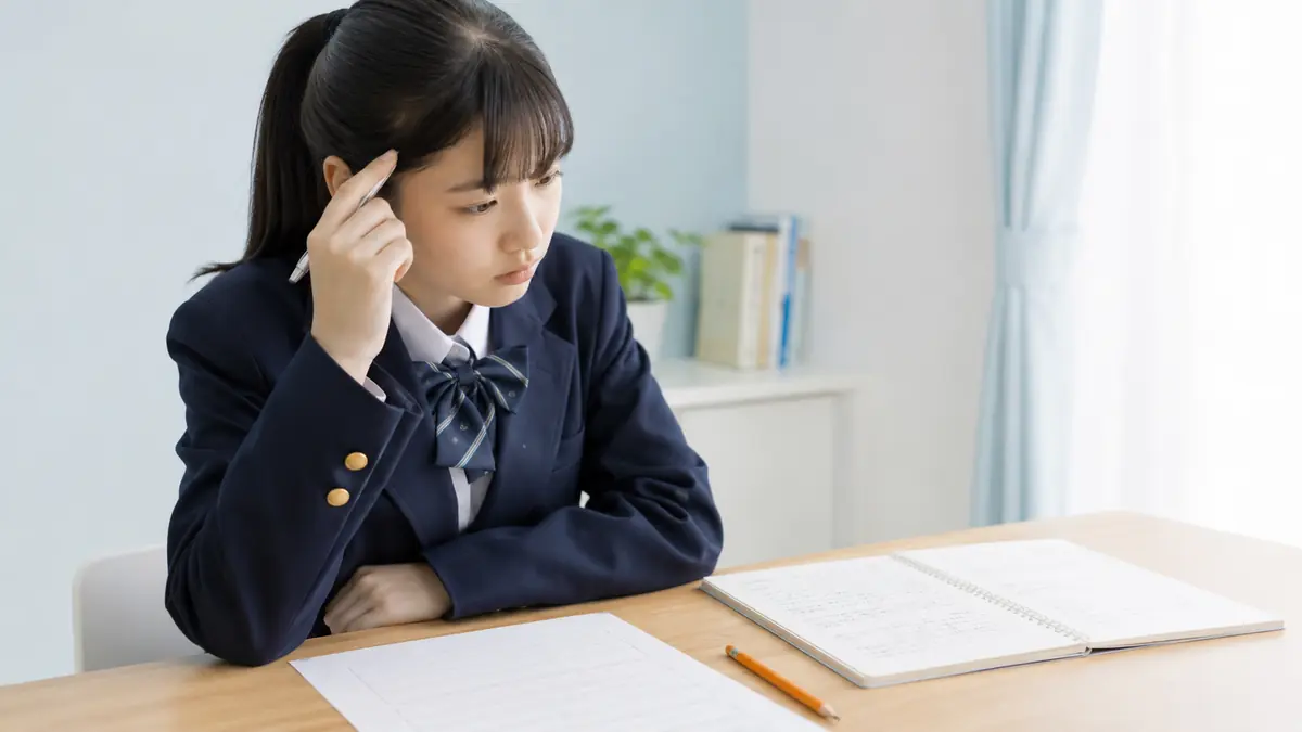 英検準2級のQUESTIONと自分の答案のずれを確認する生徒