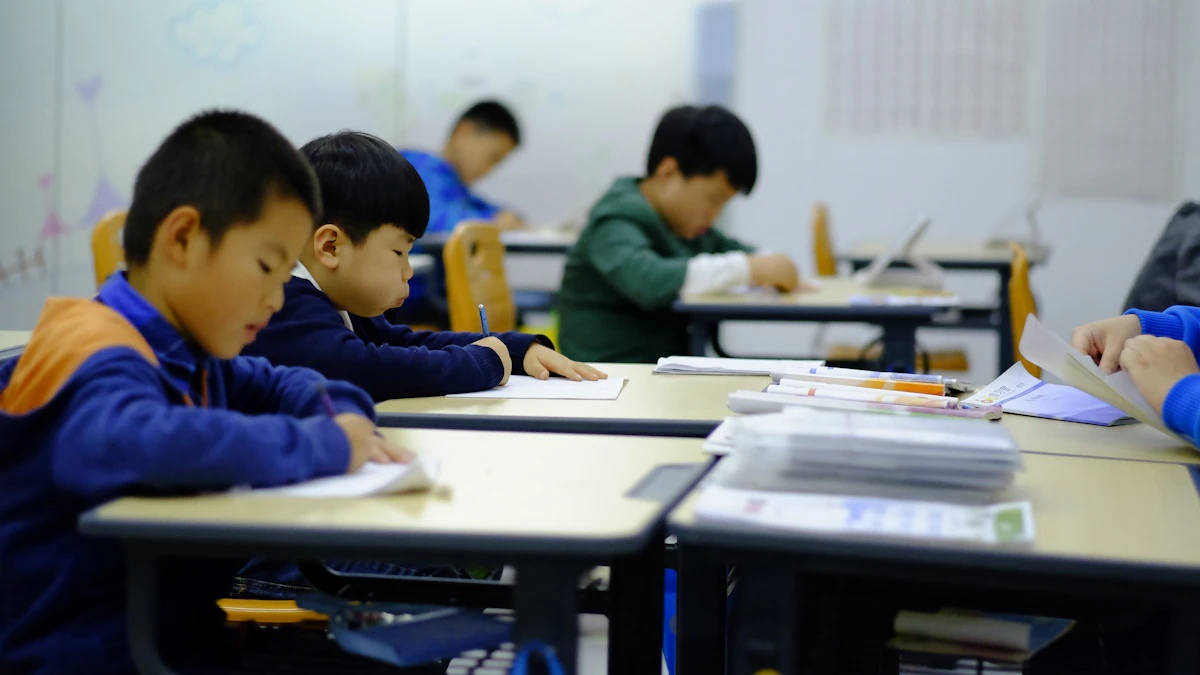 教室で英語の基礎問題に取り組む生徒