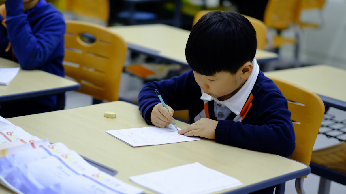 英文をノートに書いて練習する中学生