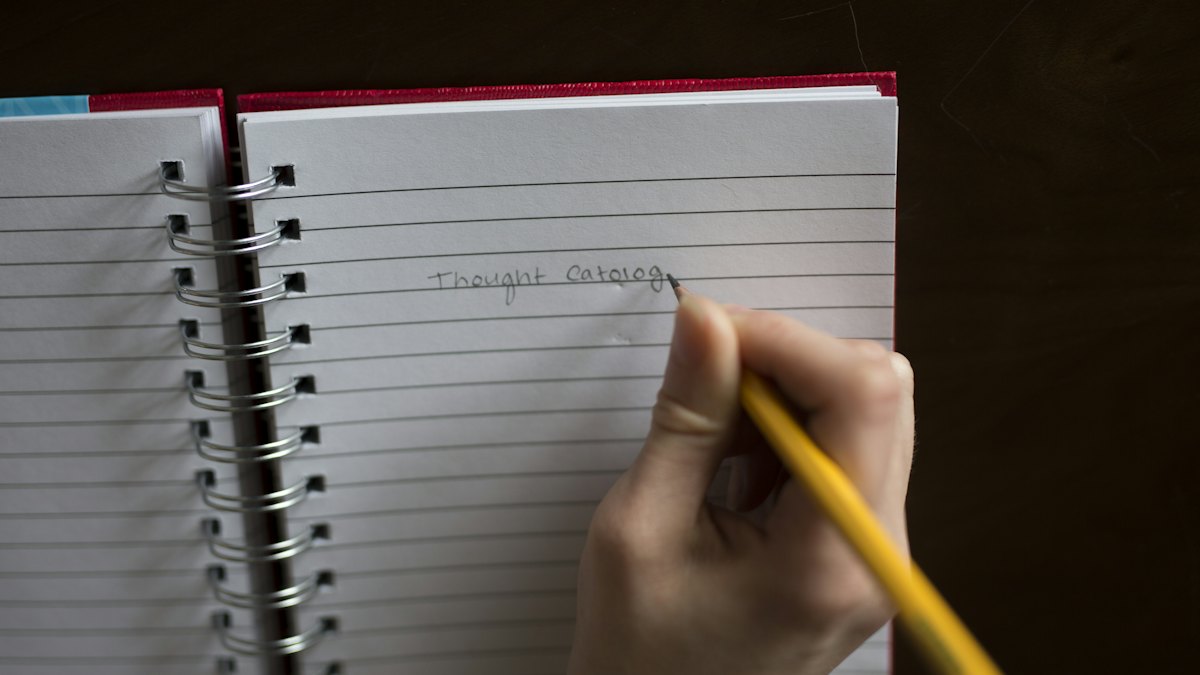 英文法の例文を書きながら語順を確かめる学習者