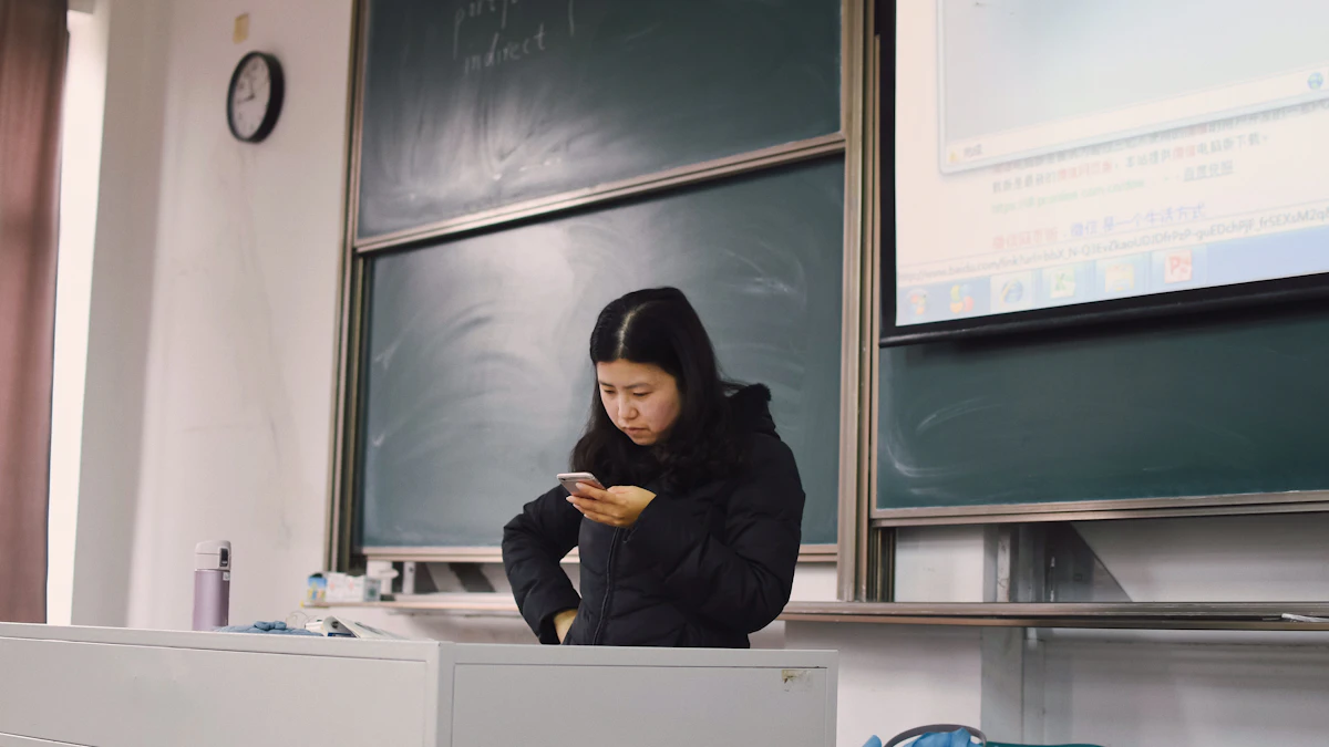 スマートフォンで英語面接練習を録音する生徒