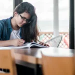 英検準2級プラスの単語をノートで学ぶ高校生