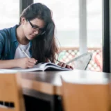 英検準2級プラスの単語をノートで学ぶ高校生