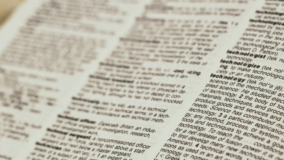 文法の時制を辞書とノートで確認する学習場面