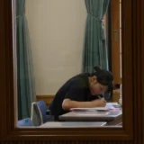 英検準2級プラスを検討しながら机で学習する生徒