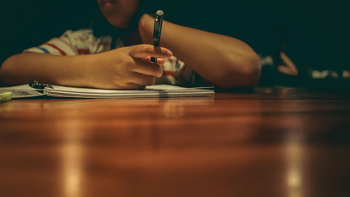 英単語を例文や語法と一緒にノートへ記録する学習