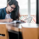 英検3級の単語を学習する中学生