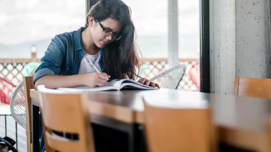 英検3級の単語を学習する中学生