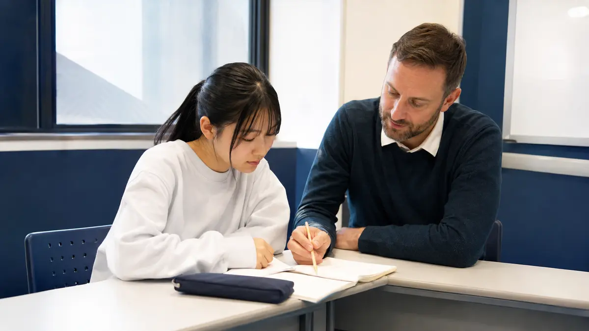 英作文で使う表現を講師と確認する個別学習のイメージ