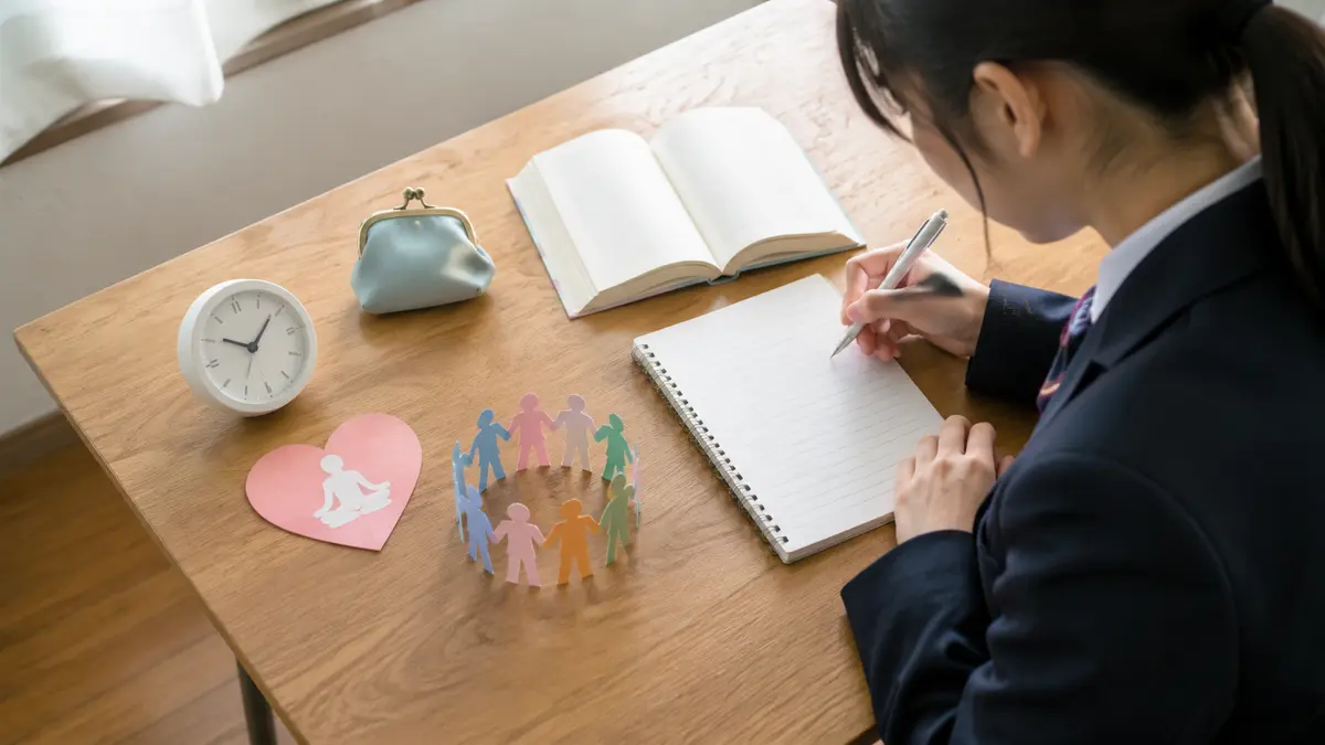 時間や学びなど五つの観点をノートに整理する高校生