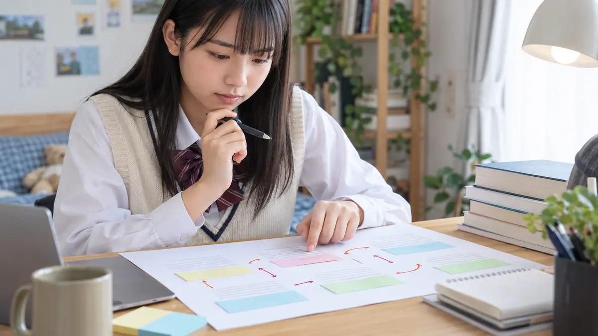 英検準2級ライティングの構成とつながりを確認する中学生